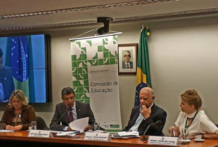 Sérgio Vidigal realiza audiência para discutir ética e valores nas escolas O parlamentar defende que a escola seja um ambiente onde se possa dialogar e dividir experiências e por isso propôs a audiência
